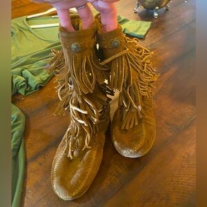 Minnetonka girls fringe boots. Youth size 3. Good used condition.